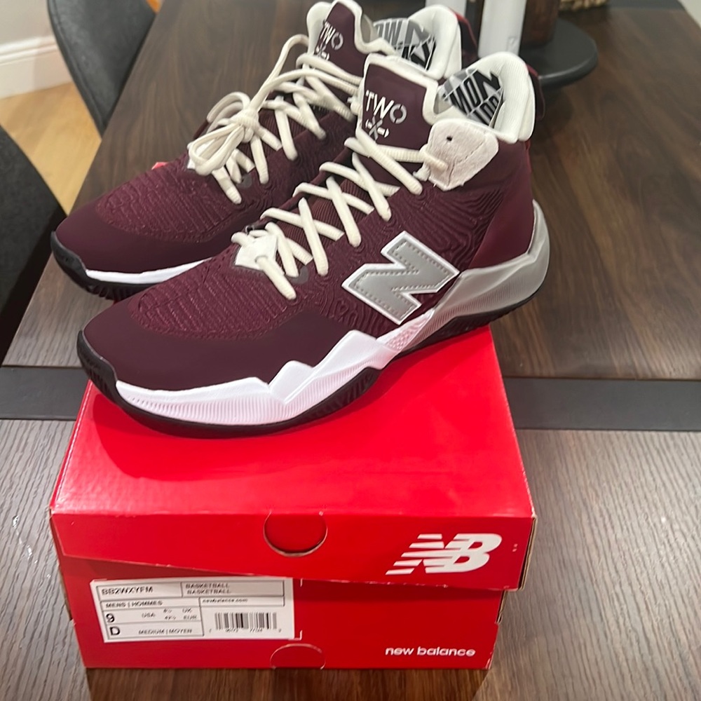 Brand new New Balance 2-Wxy “Family Ties” Dejounte Murray Size 9